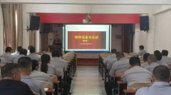 制家具以流利的线条勾勒出利落轮廓